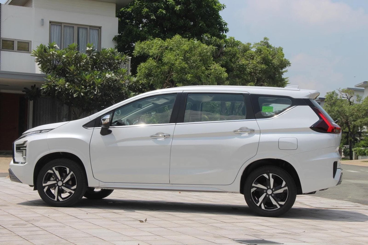 Side view of clean 7-seat private car